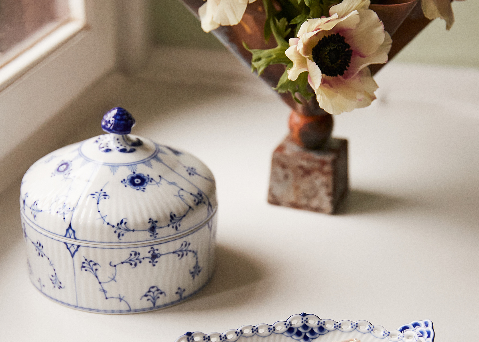 Give a beautiful bonbonniere from the collection Blue Fluted Plain from Royal Copenhagen as a graduation gift.